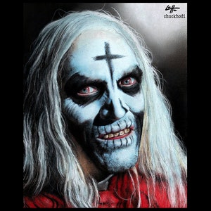 Könnte beinhalten: Detailliertes Porträt einer Figur mit weißem Haar und hellblauer Haut, verziert mit schwarzen Gesichtsmarkierungen und einem Kreuz auf der Stirn. Die Figur hat rote Augen und ein finsteres Grinsen und trägt ein rotes Kleidungsstück. Signatur und Benutzername des Künstlers sind sichtbar.