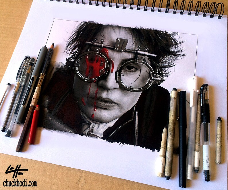 Op de afbeelding: Een zwart-witte tekening van een persoon die een bril draagt met een rode vlek op de lens. De persoon kijkt rechtstreeks naar de kijker. De tekening is gemaakt met potlood en houtskool op een wit vel papier.