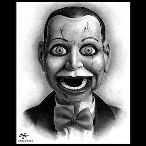Può includere: Un dettagliato disegno a matita in bianco e nero della testa di un pupazzo ventriloquo. Il pupazzo ha occhi grandi, bocca aperta che rivela i denti ed è vestito con un abito con papillon. La firma e il nome dell'artista sono nell'angolo in basso a sinistra.
