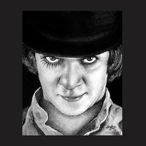 Puede incluir: Dibujo en blanco y negro de un hombre con un sombrero bomb&iacute;n y una expresi&oacute;n traviesa. Tiene una larga pesta&ntilde;a oscura en el ojo izquierdo. El dibujo est&aacute; hecho en un estilo realista.