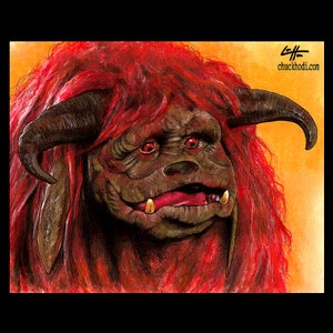 Op de afbeelding: Een close-up van een roodharig wezen met een bruine snuit en grote, rode ogen. Het wezen heeft een brede, tandenrijke grijns en is geplaatst tegen een gele achtergrond.