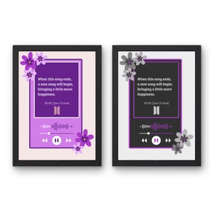 Puede incluir: Dos impresiones artísticas enmarcadas. Cada una presenta un diseño morado y blanco que se asemeja a una interfaz de reproductor de música. El texto dice: "Cuando esta canción termine, comenzará una nueva canción, trayendo un poco más de felicidad". Acentos florales rodean el diseño.