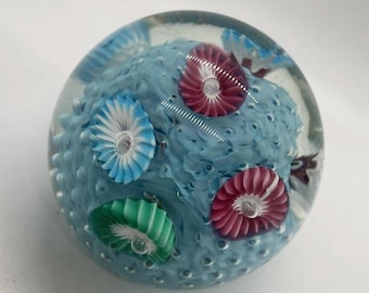 Peso de papel vintage em forma de trombeta, estilo Milleflori, tipo Murano, com fundo transparente.