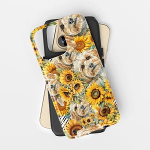 Könnte beinhalten: Eine Handyhülle mit einem sich wiederholenden Muster aus Sonnenblumen und Hundegesichtern. Die Hülle hat einen schwarz-weiß gestreiften Akzent an der Seite. Das Design ist hell und detailliert, für Tierliebhaber.