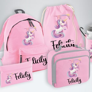 Op de afbeelding: Roze schoolset met een eenhoornontwerp. De set bevat een rugzak, een gymtas, een lunchbox, een etui en een waterfles. Met de naam "Felicity" en de letter "F".