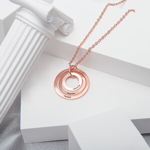 3 sammankopplade cirklar graverade halsband kedja berlock hänge [ Personlig anpassad text namn skrift silver guld ros Med presentask i låda ]