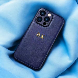 Goud marineblauw luxe klassiek lederen hoesje voor iPhone 16 15 14 13 12 11 Pro Max Gepersonaliseerde naam initialen gegraveerde hoes heren dames