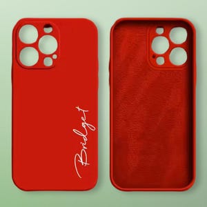 Könnte beinhalten: Rote Handyhülle mit einer weißen Aufschrift "Bridget". Die Hülle hat eine erhöhte Kamerabuckel mit drei Aussparungen für die Kameralinsen.