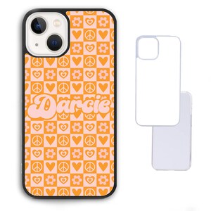 Op de afbeelding: Een telefoonhoesje met een fel oranje en roze geruit patroon met vredestekens, harten en bloemen. De naam "Darcie" staat in een retro-lettertype over de hoes.