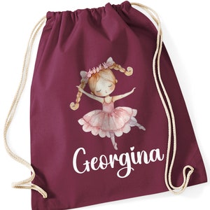 Puede incluir: Bolsa de cordón burdeos con un nombre personalizado "Georgina" en blanco y una ilustración de acuarela de una niña bailarina con cabello rosa y un tutú rosa.