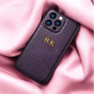 Custodia completa in pelle classica di lusso viola prugna intenso per iPhone 16 15 14 13 12 11 Pro Max con nome personalizzato e iniziali incise, per uomo e donna