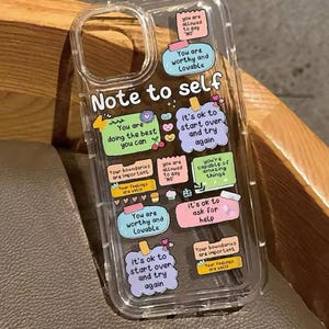 Może przedstawiać: Przezroczyste etui na telefon z kolorowymi naklejkami z pozytywnymi afirmacjami. Naklejki mówią: "Możesz powiedzieć nie", "Jesteś godny i godzien miłości", "Robisz wszystko, co w twojej mocy", "Twoje granice są ważne", "W porządku jest zacząć od nowa i spróbować ponownie", "Jesteś zdolny do niesamowitych rzeczy", "W porządku jest prosić o pomoc".