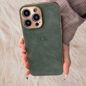 Funda para iPhone con letras iniciales doradas en relieve de gamuza sintética verde caqui, de acero, para iPhone 16, 15, 14, 13, 12, 11 Pro Max Plus, funda sólida de regalo