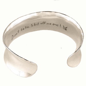 AUSVERKAUFT. Erhalten Sie eine E-Mail-Benachrichtigung, wenn es wieder verfügbar ist. 2-seitiges Sterling-Manschettenarmband mit tatsächlicher Handschrift von donnaodesigns