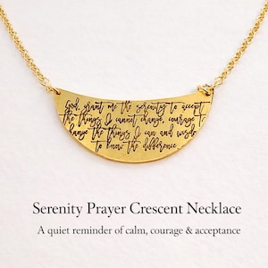 Collar de media luna con oración de la serenidad: un recordatorio silencioso de calma, coraje y aceptación
