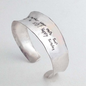 AUSVERKAUFT. Benachrichtige mich per E-Mail, wenn der Artikel wieder verfügbar ist. Handschriftliche Sterling Silber Cuff Armband von donnaodesigns