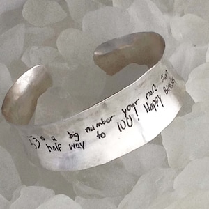 AUSVERKAUFT. Erhalten Sie eine E-Mail-Benachrichtigung, wenn es wieder verfügbar ist. Tatsächliches Handschrift-Sterling-Manschettenarmband von donnaodesigns