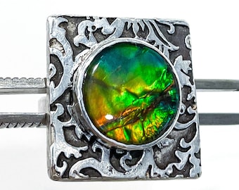 Canadian ammolite sterling silver. Super flashy stone and very comfy fit. SIZE 7 1/2. Anneau. Fingerring.