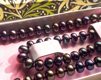 19 inch shiny black pearl necklace. Great quality black pearls.