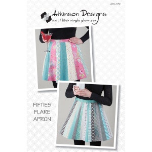 Könnte beinhalten: Ein Schnittmuster für eine ausgestellte Schürze im Stil der 50er Jahre. Das Muster zeigt ein farbenfrohes Patchwork-Design mit rosa, blauen und weißen Stoffen. Das Muster heißt "Fifties Flare Apron" und stammt von Atkinson Designs.