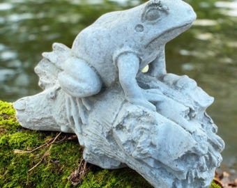 Small frog figurine 6" Concrete frog on log, Animal lover gift, Frog decor, Detailed frog statue, Animal art, Toad figure, Outdoor animal