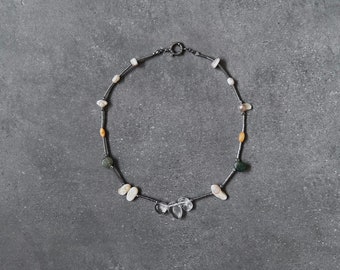 Collana con pietre naturali, perle, conchiglie, amuleto, medaglione
