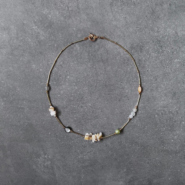 Naszyjnik z kamieniami naturalnymi, perłami, muszlami, amulet, medalion. Necklace with gemstones, seashells, pearls in golden finish.