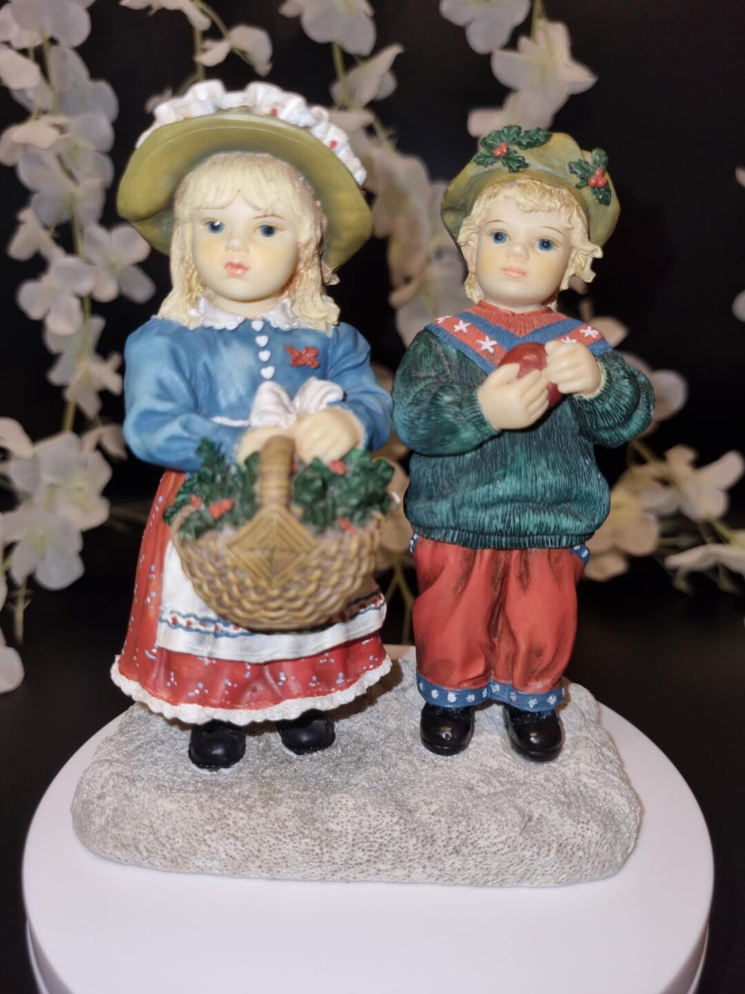 ヴィンテージ　レオナルドコレクションクリスティンハワースWINTER WALK The Leonardo Collection Figurine 