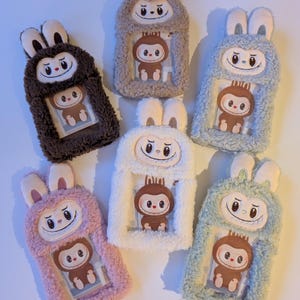 Portatarjetas con fotografía Kpop inspirado en Labubu de peluche.