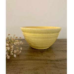 Vintage Yellow Pottery Mixing Bowl with Ribbed Sides – Rustic Farmhouse Cottage
