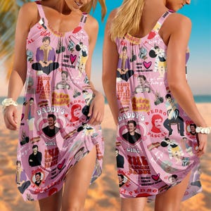 Puede incluir: Vestido de verano rosa claro con un diseño de collage. El vestido presenta imágenes de un hombre, corazones y frases como "Daddy is a state of mind" y "Retro Daddy Pedro Pascal". El vestido tiene tirantes finos.