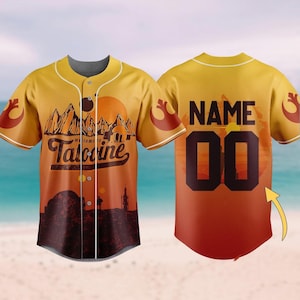 Op de afbeelding: Een geel baseballshirt met een zonsondergangscène en de tekst "Welkom op Tatooine" op de voorkant. De achterkant van het shirt heeft een zwart nummer "00" en de tekst "NAME" erboven.