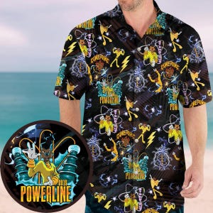 Può includere: Camicia nera a maniche corte con un motivo ripetuto di un personaggio dei cartoni animati, fulmini e la parola "POWERLINE". La camicia presenta anche una grafica circolare con il testo "POWERLINE 2019".
