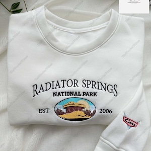 ディズニー カーズ 刺繍スウェットシャツ、ラジエーター スプリングス国立公園 刺繍シャツ、ディズニー ピクサー カーズ シャツ、ライトニング マックィーン シャツ