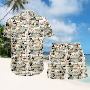 Puede incluir: Conjunto de camisa y pantalón corto hawaianos beige. El conjunto presenta un patrón repetido de personajes de dibujos animados surfeando y disfrutando de la playa. La camisa tiene mangas cortas y botones en la parte delantera. El pantalón corto tiene cintura con cordón.