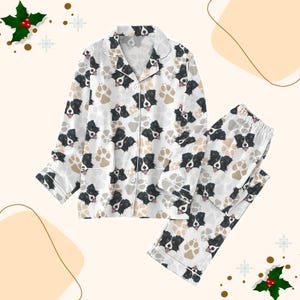 Könnte beinhalten: Weißes Pyjama-Set mit einem sich wiederholenden Muster aus schwarz-weißen Hundegesichtern und Pfotenabdrücken. Das langärmlige Oberteil hat eine Knopfleiste und einen Reverskragen. Die Hose hat einen elastischen Bund.