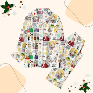 Può includere: Pigiama bianco con un motivo ripetuto di illustrazioni e testo relativi alla serie TV Golden Girls. La camicia abbottonata a maniche lunghe e i pantaloni abbinati sono decorati con immagini dei personaggi e frasi.