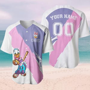 Camisa de beisebol personalizada Daisy Duck, camisa personalizada da Disney com nome e número, camisa esportiva de desenho animado, presente de viagem à Disneylândia para ela