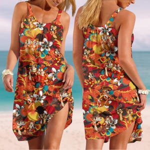 Peut inclure: Robe sans manches, longueur genou, ornée d'un imprimé floral tropical vibrant en orange, rouge, jaune et bleu. La robe présente des personnages de dessins animés de chipmunks. Elle a une encolure dégagée et une fente latérale.
