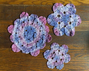 50&#39;s Set van 3 katoenen gehaakte doilies, tie geverfd roze, blauw en paars