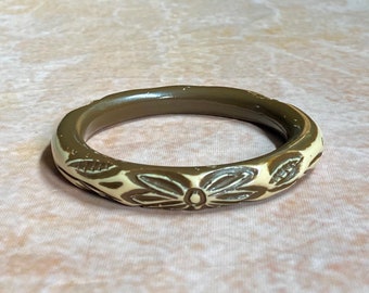 40's/50's Carved Bakelite Bangle in Brown and Cream