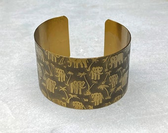 Brazalete ancho estilo años 80 con elefante grabado en latón