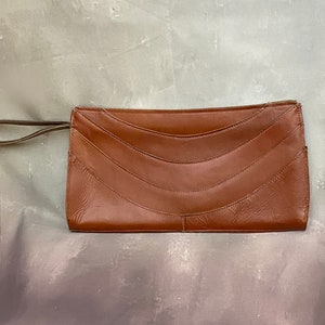 Bolso de pulsera de cuero marrón de los años 70