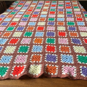 Grand-mère carrée afghane au crochet multicolore, acrylique, bords marron, 68 pouces par 48 pouces