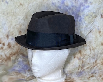 Fedora en laine marron 60's, ruban gros-grain noir, Dobbs taille 7
