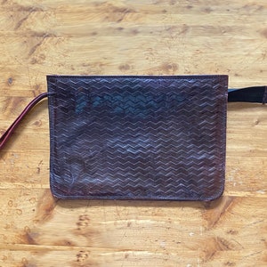 Bolso de mano de cuero vintage, cartera de mano de cuero vintage, bolso de mano de cuero, bolso Valerie India, bolso de cuero burdeos, bolso de cuero estampado
