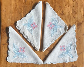 Set di tovaglioli vintage, set di tovaglioli da cena anni '60, set di 4 tovaglioli, tovaglioli floreali, tovaglioli con applicazioni angolari, tovaglioli con applicazioni di fiori rosa e blu