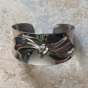 80er Jahre Silberfarbenes Manschetten Armband mit Schleife Applikation