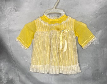 Robe bébé vintage des années 60 6 mois, robe dentelle jaune 6 mois, robe bébé dentelle 6 mois, robe bébé dentelle jaune et blanche, robe bébé dentelle satin