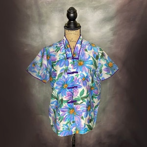 Vintage Women&#39;s Blouse, 60&#39;s Women&#39;s Blouse, Mandarin Collar Blouse, Frog Closure Blouse, Floral Print Asian Top, Short Sleeve Blouse, Small
